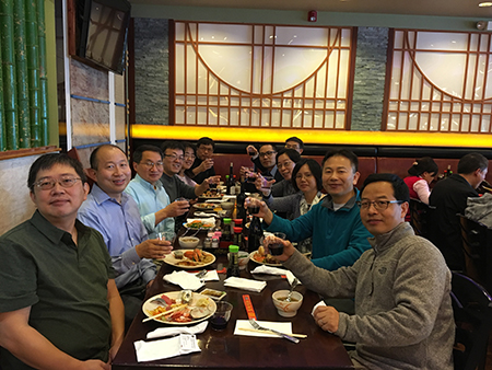 下届SAPA会长刘建博士（左），不朽情缘mg官网新泽西客户总监王建锋博士（右5）等专家举杯庆佳节