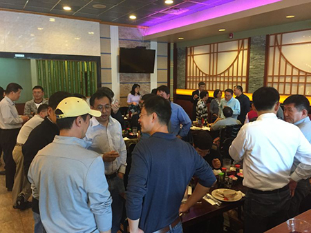 专家们相谈甚欢，直到傍晚时分，仍不舍离去