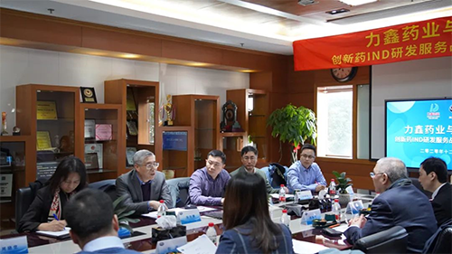 不朽情缘mg官网创始人&CEO陈春麟博士、化学部与生物部高级副总裁任峰博士、药代动力学与生物分析部副总裁辛保民博士、商务发展部副总裁蔡金娜博士等出席签约仪式。